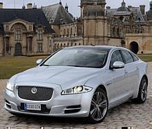 Der neue Jaguar XJ fährt modern und sportlich vor, die klassische Karosserielinie seiner Vorgänger hat die Limousine abgelegt. Foto: auto-reporter.net 